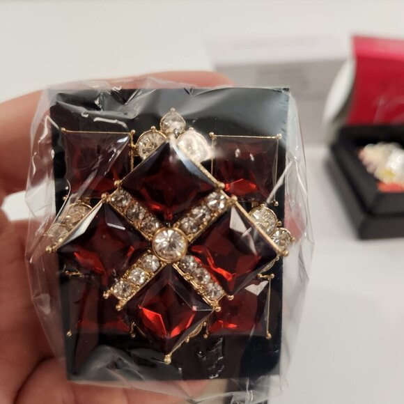 Avon Collectible Charm Bracelet & Pin Bundle 2014 2016 125th Anniversary NEW - Picture 4 of 8